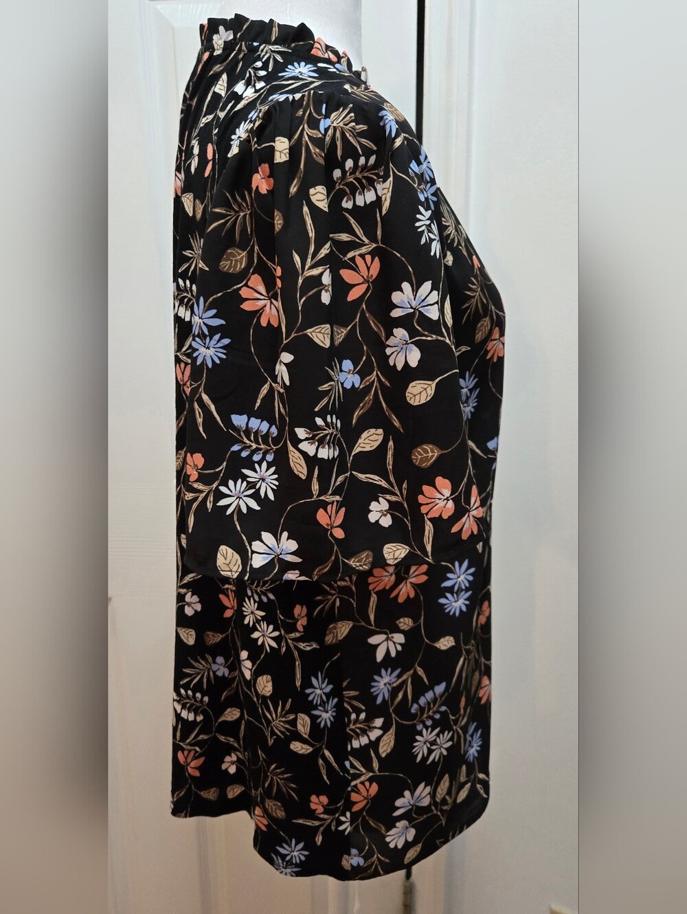 LOFT Black &  Floral Tie-Neck Short Sleeve Blouse Size M - Picture 10 of 14
